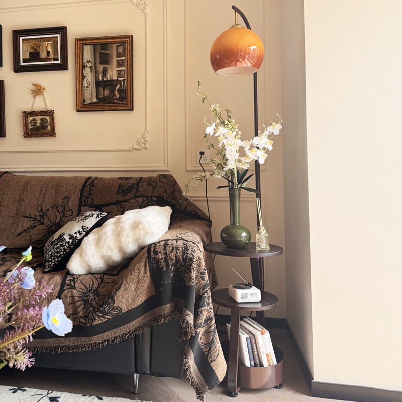 Stehlampe, antiker Nachttisch  – Sofas Bewertung und Preis